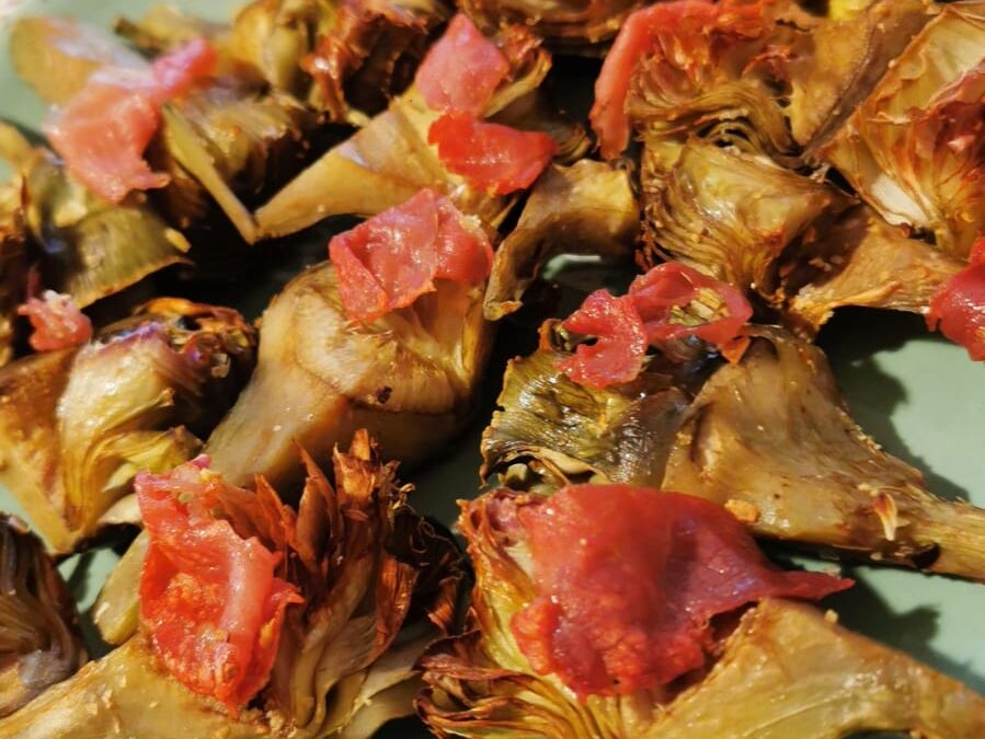 Alcachofas jugosas con crujiente de jamón