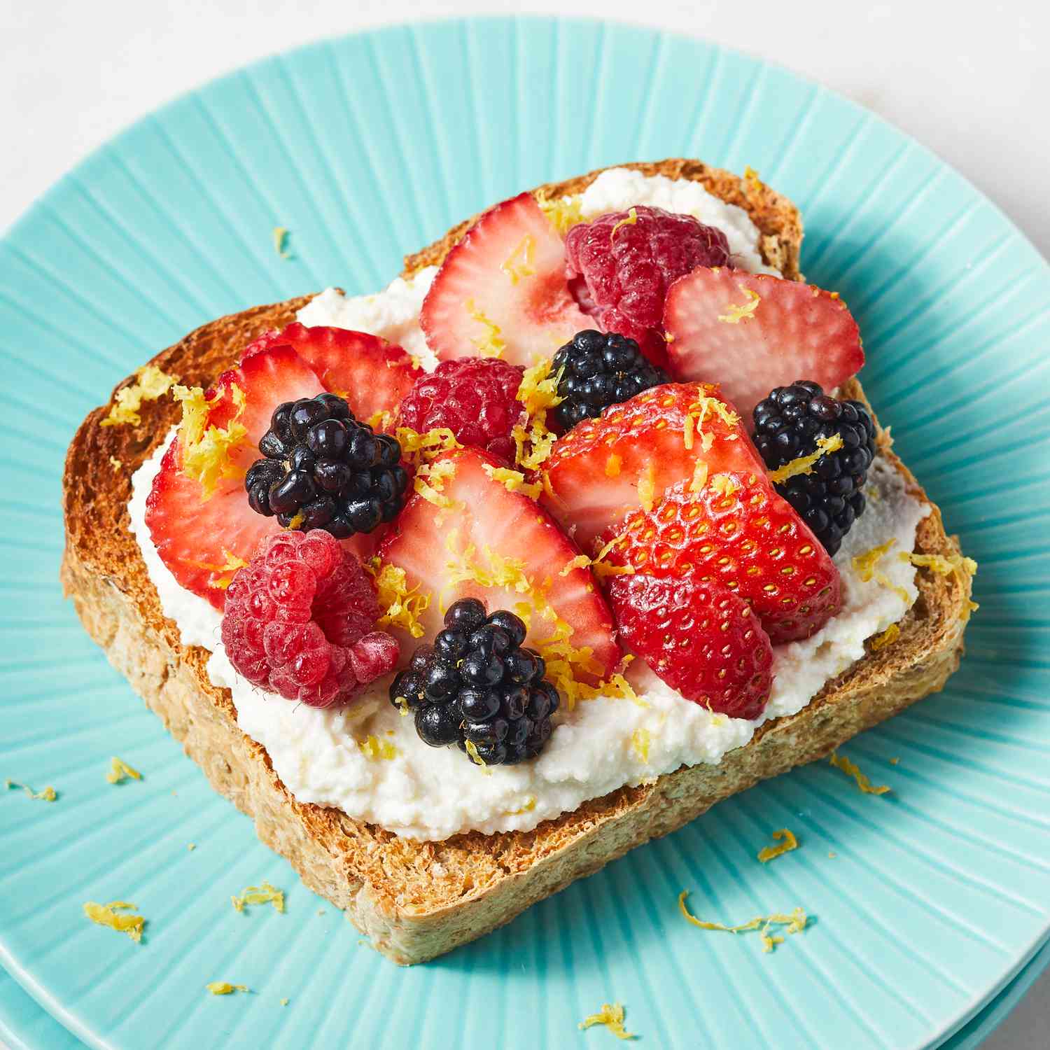 Tostada sueño de queso y frutos rojos